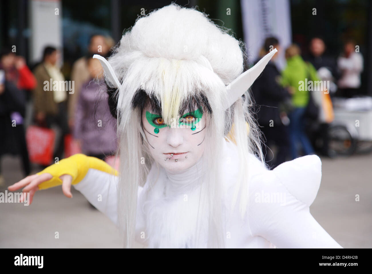 Ein Cosplayer stellt auf der Buchmesse in Frankfurt Main, Deutschland, 17. Oktober 2009. Cosplayer sind große Fans von japanischen Comics und Cartoons und versuchen, ihre Helden von Manga und Anime von putzt sich wie sie in selbstgemachten Kostüme zu imitieren. Cosplayer treffen sich regelmäßig auf den sogenannten Conventions, Japan-bezogene Ereignisse, Manga-Festivals, der Buchmesse und Fotoshootings. Die meisten von Ihnen Stockfoto