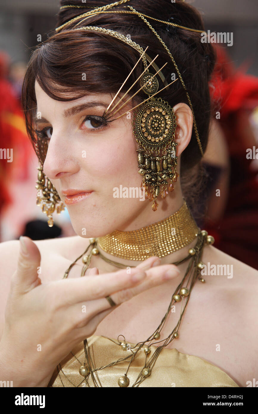 Ein Cosplayer stellt auf der Buchmesse in Frankfurt Main, Deutschland, 17. Oktober 2009. Cosplayer sind große Fans von japanischen Comics und Cartoons und versuchen, ihre Helden von Manga und Anime von putzt sich wie sie in selbstgemachten Kostüme zu imitieren. Cosplayer treffen sich regelmäßig auf den sogenannten Conventions, Japan-bezogene Ereignisse, Manga-Festivals, der Buchmesse und Fotoshootings. Die meisten von Ihnen Stockfoto