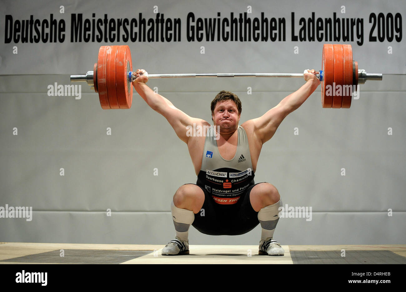 Matthias Steiner des Chemnitzer AC konkurriert bei den deutschen Gewichtheben-Meisterschaften in Ladenburg, Deutschland, 23. Oktober 2009. Die Athleten treten auch für die letzten Startplätze für das Gewichtheben WM in Goyang in vier Wochen. Olympiasieger Steiner ist bereits ausgesät. Foto: Ronald Wittek Stockfoto