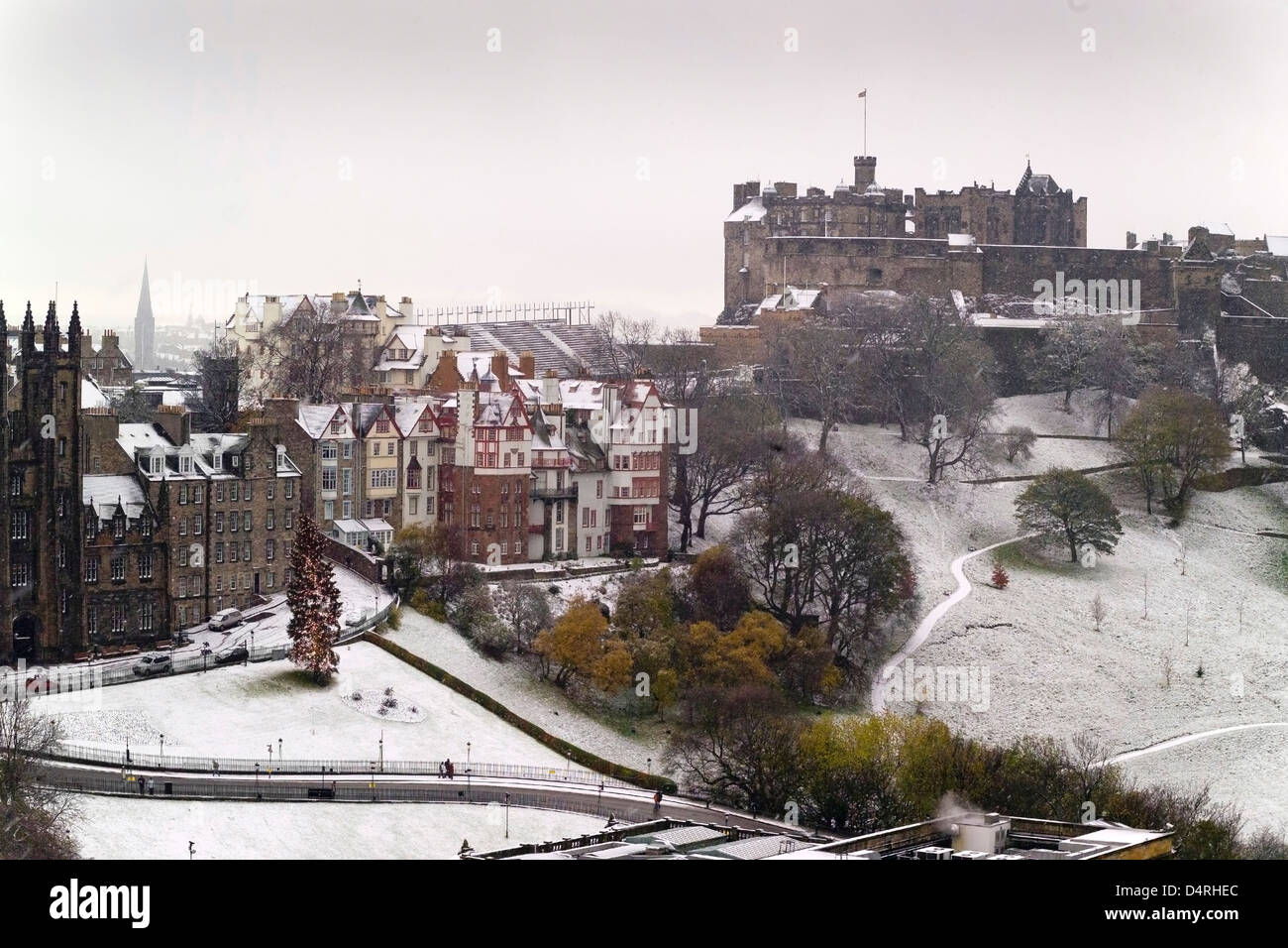 Schloss im Schnee mit Ramsay Gärten Stockfoto