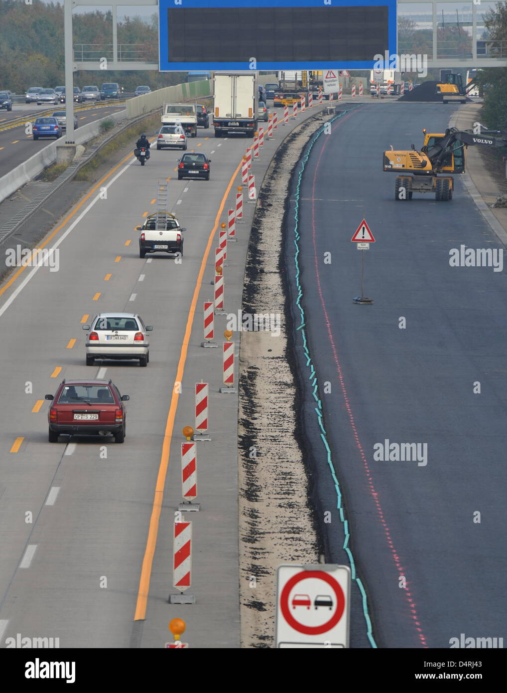 Die Autobahn A5 zwischen Frankfurt Main und Darmstadt ist im Bau in der