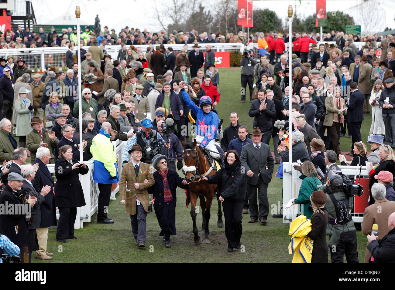 14.03.2013 - Cheltenham; Gewinner-Präsentation mit Cue Card, geritten von Joe Tizzard nach dem Gewinn der Ryanair Chase (registriert als The Festival Trophy Steeple Chase) Klasse 1. Bildnachweis: Lajos-Eric Balogh/turfstock.com Stockfoto