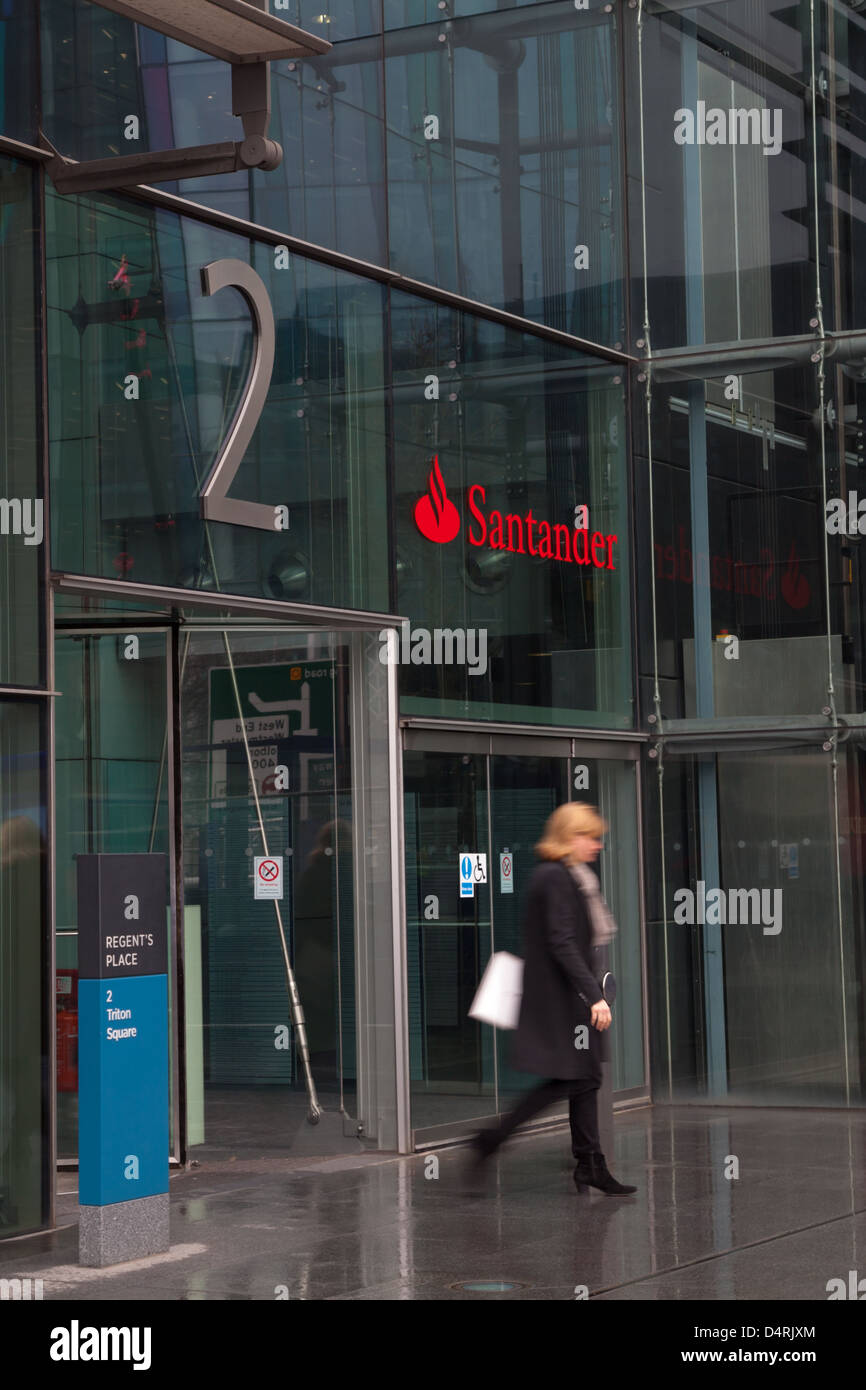 Eine Frau, die zu Fuß aus der Santander UK Head Office am Regent es Place, London. Stockfoto