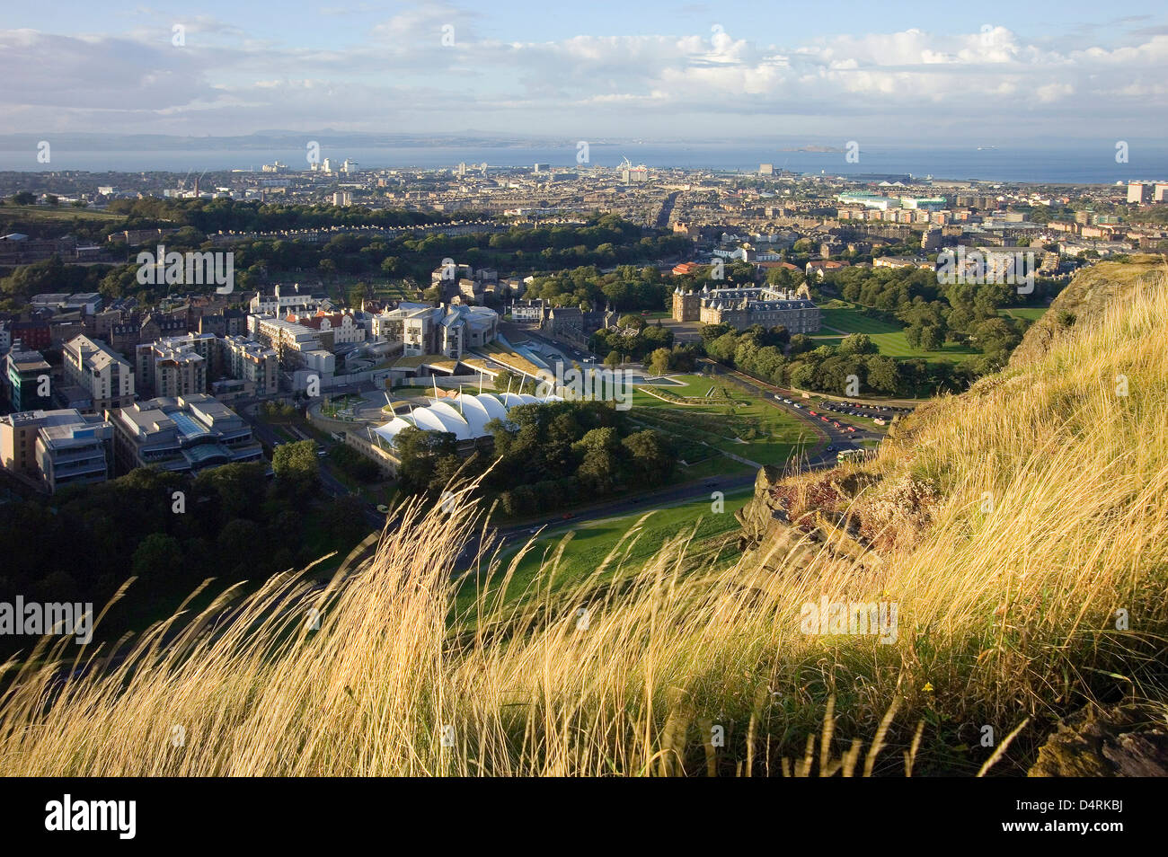 dynamische Erde und Holyrood Parlament von Salisbury crags Stockfoto