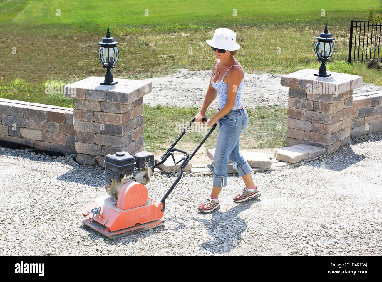 Frau mit dem weißen Hut Verdichtung Patio Basis unter der Sonne. Stockfoto