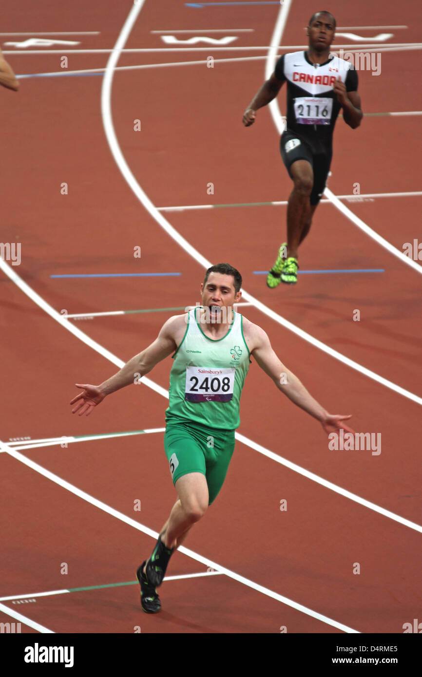 Jason Smyth von Irland feiert Gold bei den Herren 100m - T13 im Olympiastadion bei den Paralympics in London 2012. Stockfoto