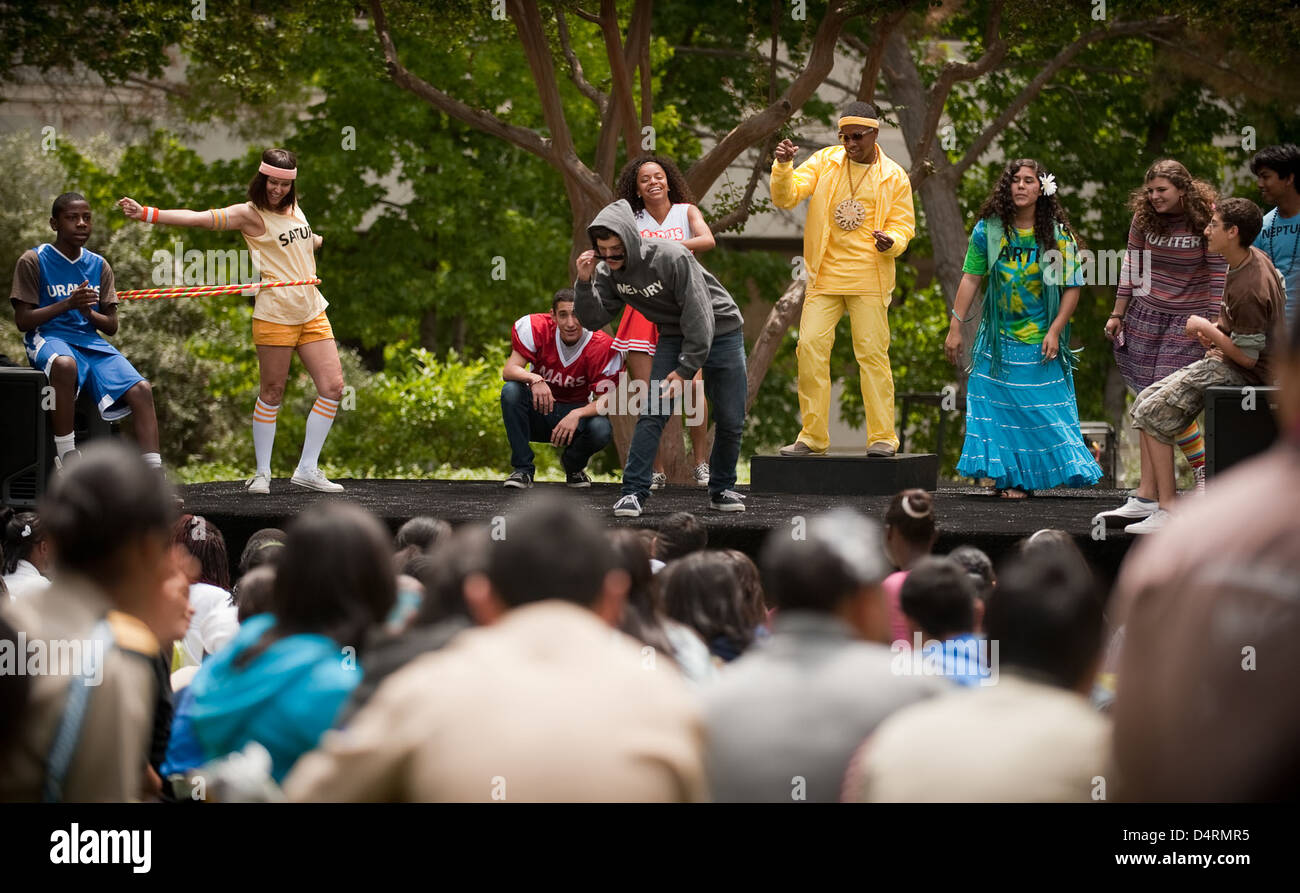 Die Veranstaltung „Summer of Innovation“ im Jet Propulsion Laboratory der NASA in Pasadena, Kalifornien, konzentrierte sich auf die Inspiration junger Menschen in den Bereichen Wissenschaft, Technologie, Ingenieurwesen und Mathematik (MINT). Die Veranstaltung förderte das Engagement der NASA für künftige Innovationen. Stockfoto
