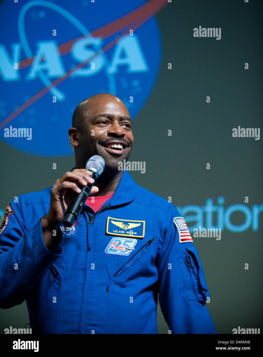 Die von der NASA ins Leben gerufene Initiative „Summer of Innovation“ mit Leland Melvin am Jet Propulsion Laboratory in Pasadena, Kalifornien, zielt darauf ab, Studenten durch verschiedene Outreach-Programme in Wissenschaft und Technologie einzubinden. Stockfoto
