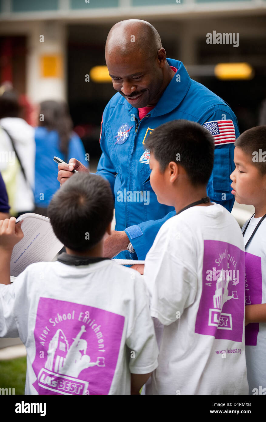 Die Veranstaltung Summer of Innovation wurde im Jet Propulsion Laboratory der NASA in Pasadena, Kalifornien, gestartet. Die Initiative, die junge Menschen in Wissenschaft, Technik, Technik und Mathematik (MINT) inspirieren sollte, befasste sich mit dem NASA-Astronauten Leland Melvin und anderen wichtigen Rednern mit der Diskussion über Innovation und Weltraumforschung. Stockfoto