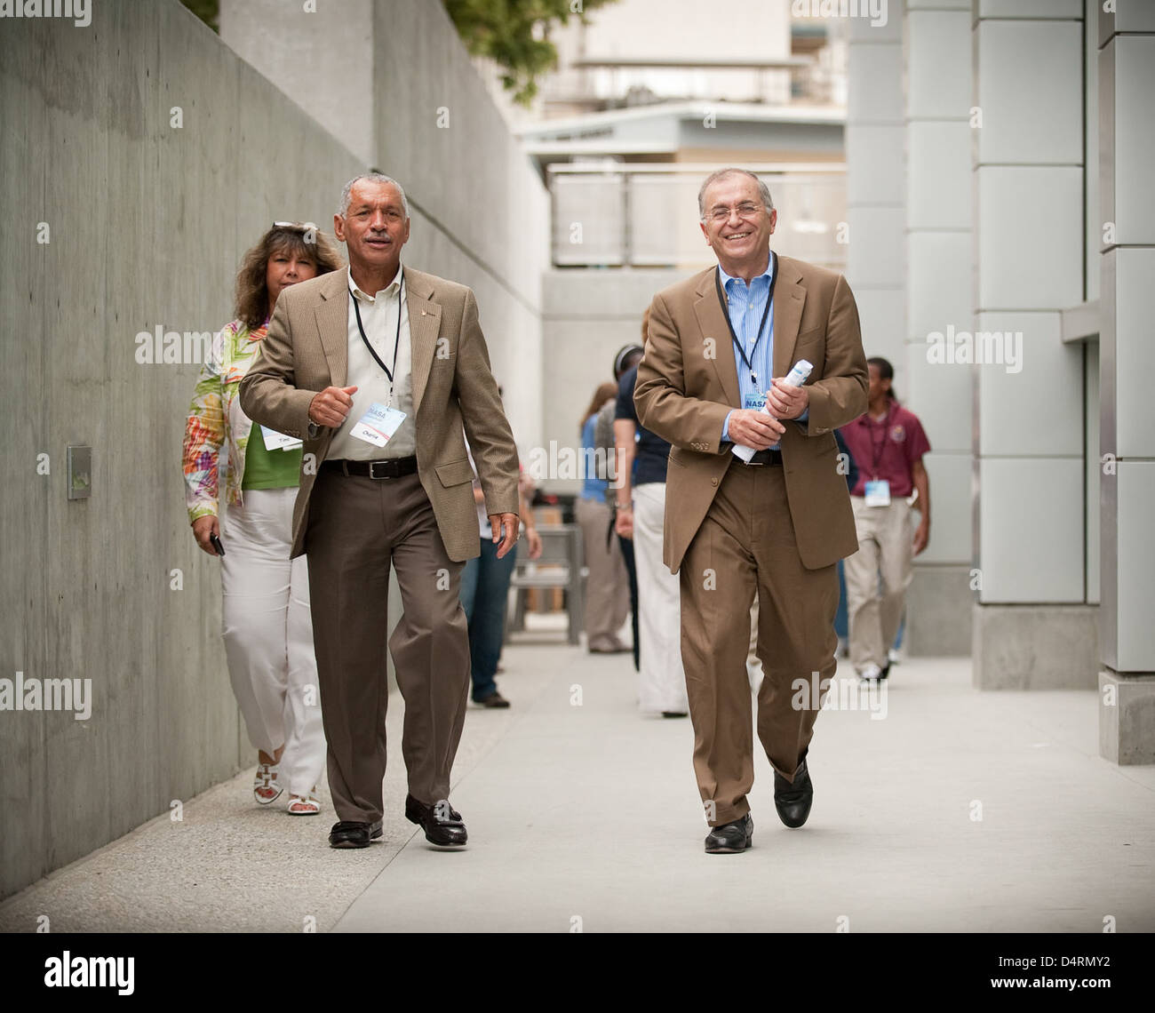 Die Initiative „Summer of Innovation“ der NASA beginnt in Kalifornien mit Charles Bolden und Charles Elachi am Jet Propulsion Laboratory (JPL), um die Ausbildung und Innovation in Wissenschaft, Technologie, Ingenieurwesen und Mathematik (MINT) zu fördern. Stockfoto