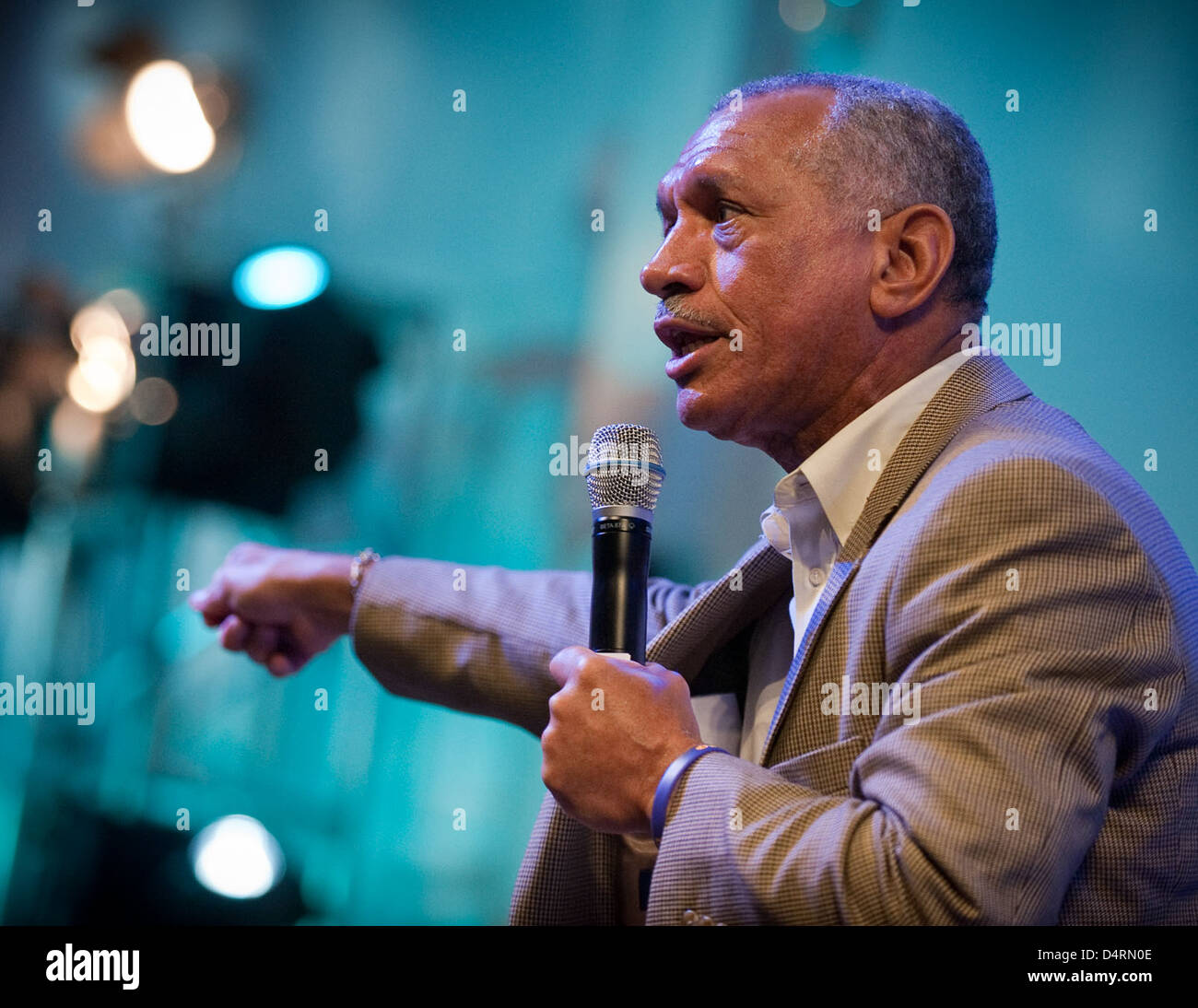 Die Veranstaltung Summer of Innovation der NASA wurde 2010 ins Leben gerufen, um Studenten in den Bereichen Wissenschaft, Technologie, Ingenieurwesen und Mathematik (MINT) zu inspirieren und zu engagieren. Die Veranstaltung war im Jet Propulsion Laboratory der NASA in Kalifornien ausgerichtet und wurde von NASA-Administrator Charles Bolden besucht. Stockfoto