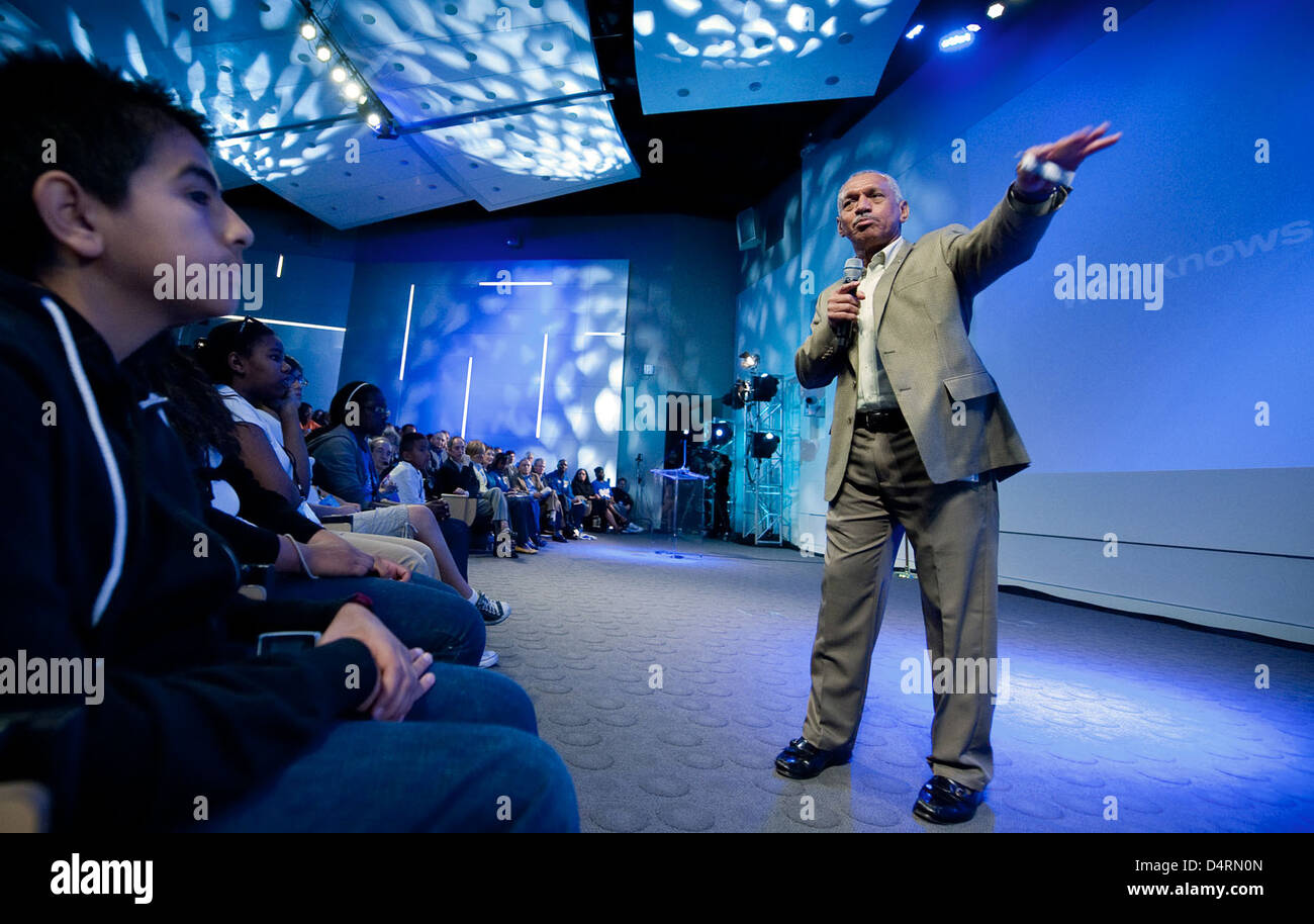 Die Veranstaltung „Summer of Innovation“ begann in Kalifornien mit dem NASA-Administrator Charles Bolden und dem Jet Propulsion Laboratory. Ziel war es, junge Menschen durch praktische Aktivitäten und Bildungsmaßnahmen dazu zu inspirieren, eine Karriere in Wissenschaft und Technologie zu verfolgen. Stockfoto