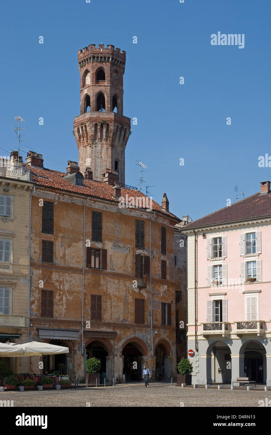 Piazza Cavour mit der Angel Tower (XIV Jh.), Vercelli, Piemont Stockfoto