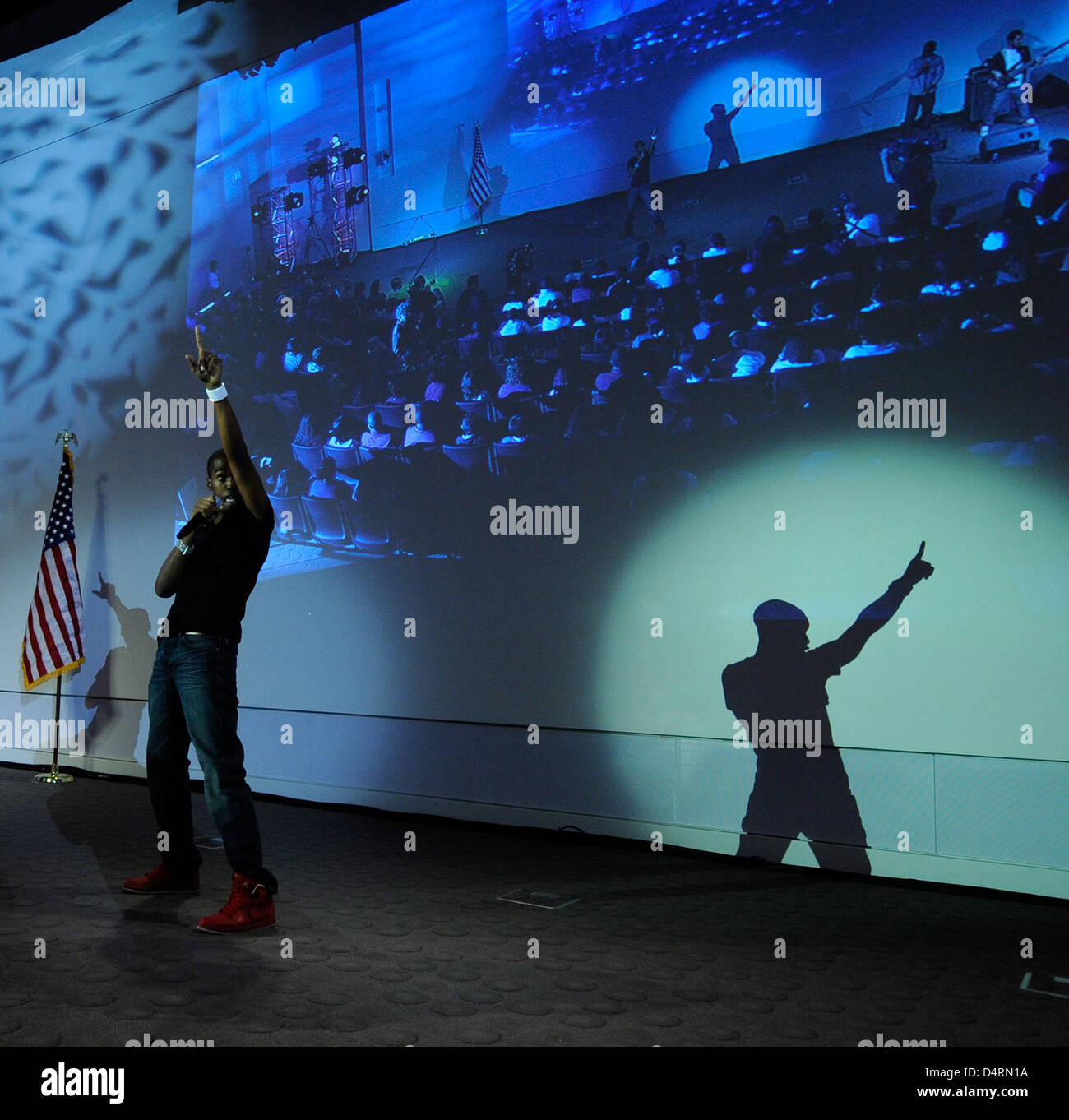 Die Veranstaltung „Summer of Innovation“ im Jet Propulsion Laboratory der NASA in Pasadena, Kalifornien, beginnt mit praktischen Aktivitäten, um zukünftige Generationen von Innovatoren in der Weltraumwissenschaft und -Technologie zu inspirieren. Stockfoto