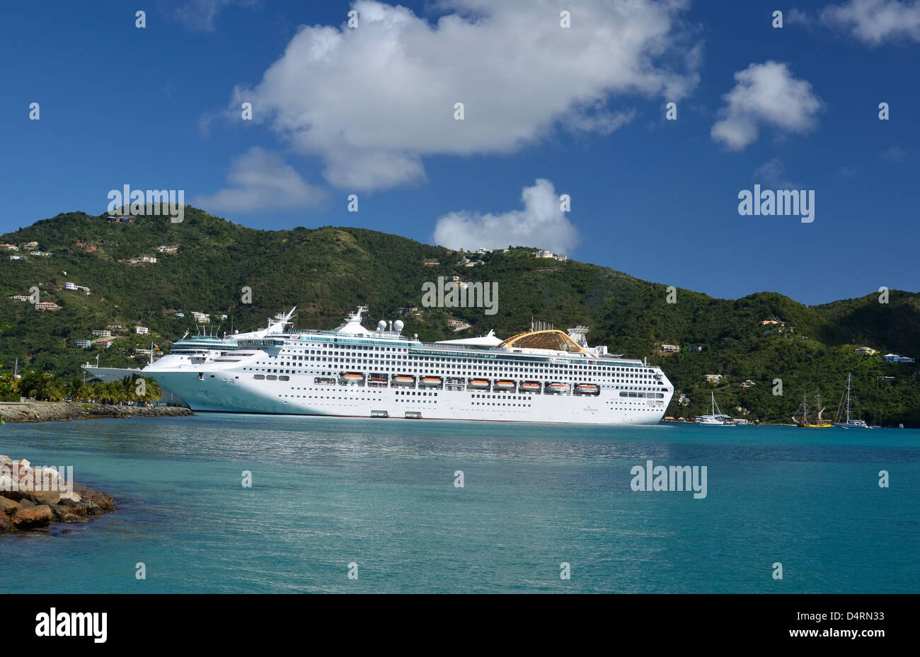 Kreuzfahrtschiff auf der Anklagebank in Road Town, Tortola, British Virgin Islands. Stockfoto