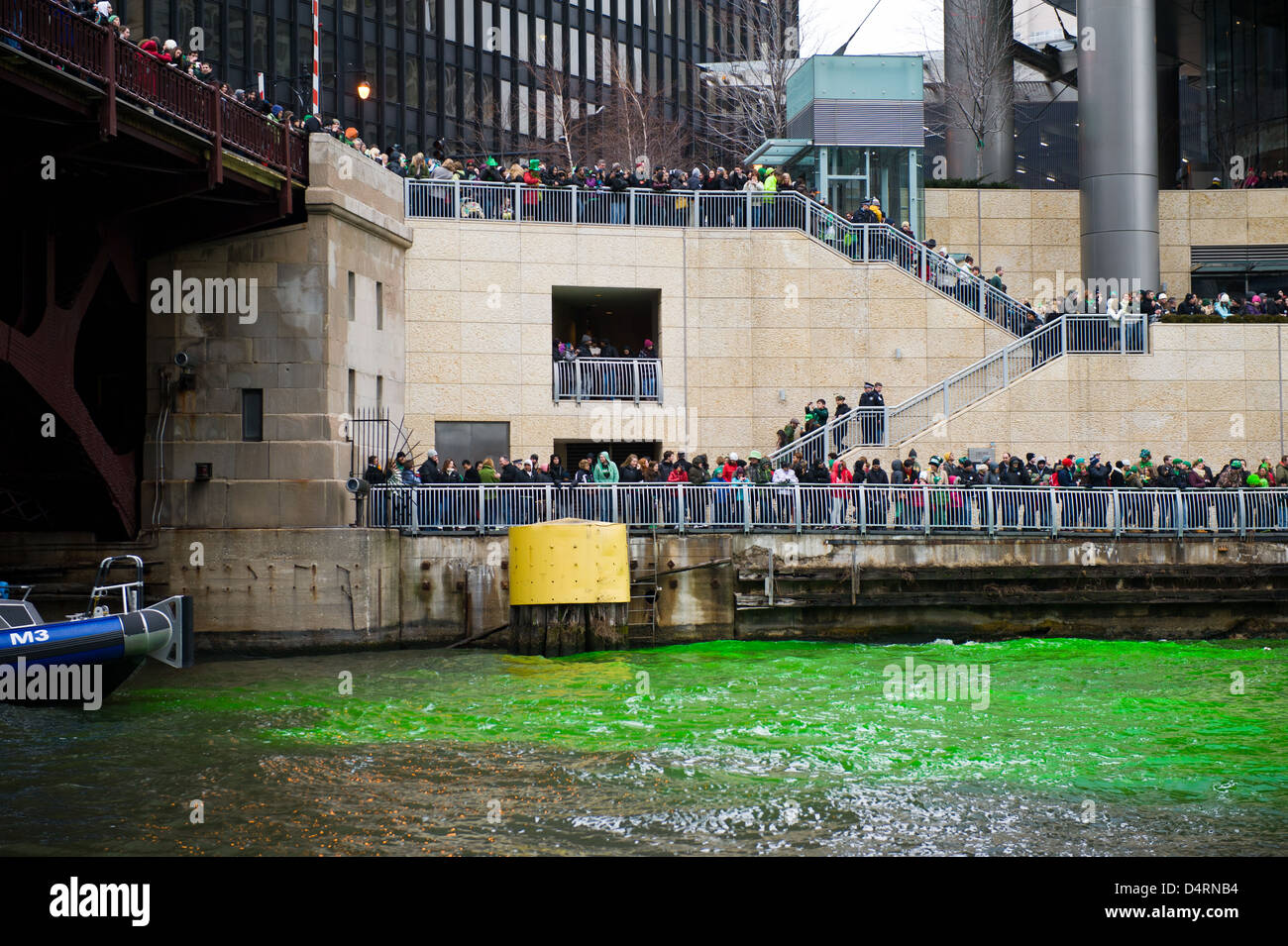 Für St. Patricks Day in Chicago, Vereinigte Staaten von Amerika, auf Samstag, 16. März 2013 wird den Chicago River grün gefärbt. Stockfoto