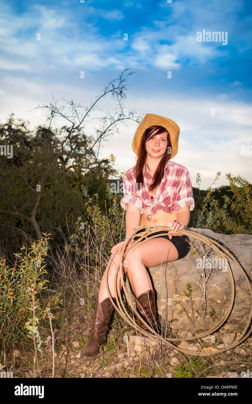 Porträt der jungen Frau mit Seil, im lässigen Cowgirl Outfit Cowboy Hut, Weiblich 19 kaukasischen, Texas, USA Stockfoto