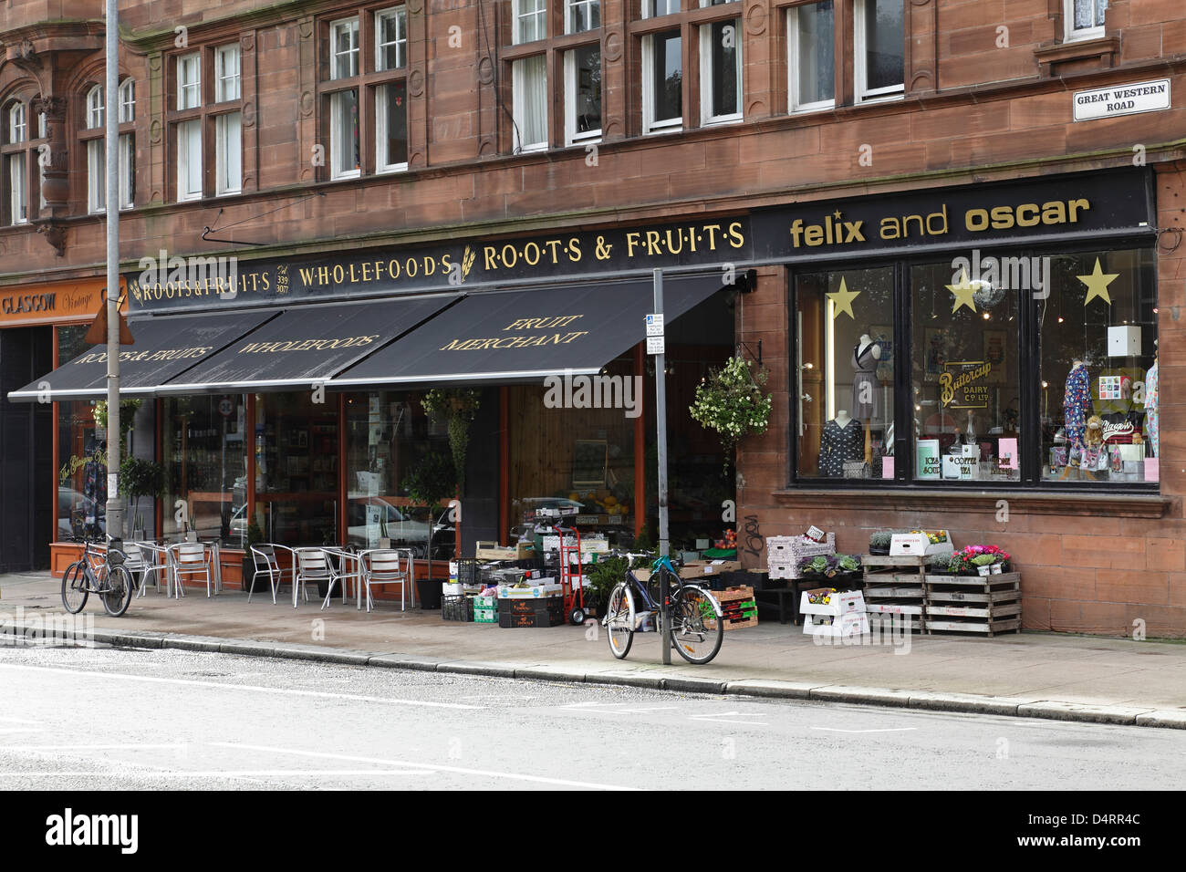 Wurzeln und Früchte Vollwert- und Obst Kaufleute und Felix und Oscar Shop, Great Western Road, West End von Glasgow, Scotland, UK Stockfoto