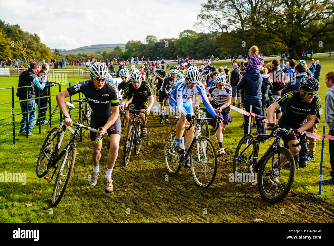 Konkurrenten im Rapha Super Cross Querfeldein-Rennen in Broughton Hall in der Nähe von Skipton North Yorkshire England Stockfoto