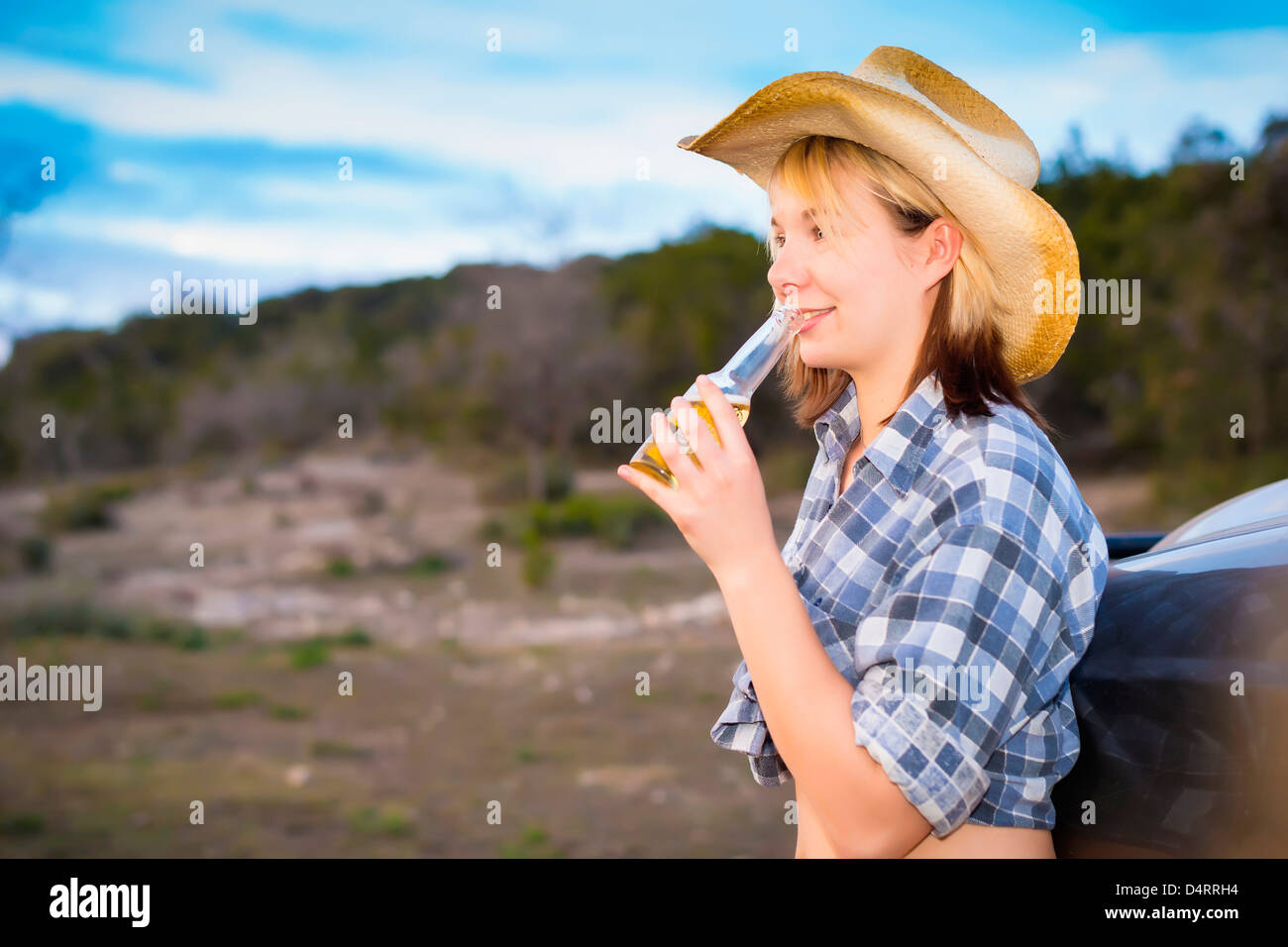 Porträt von Mädchen vom Lande mit Flasche Bier, Weiblich 19 kaukasischen, Texas, USA Stockfoto