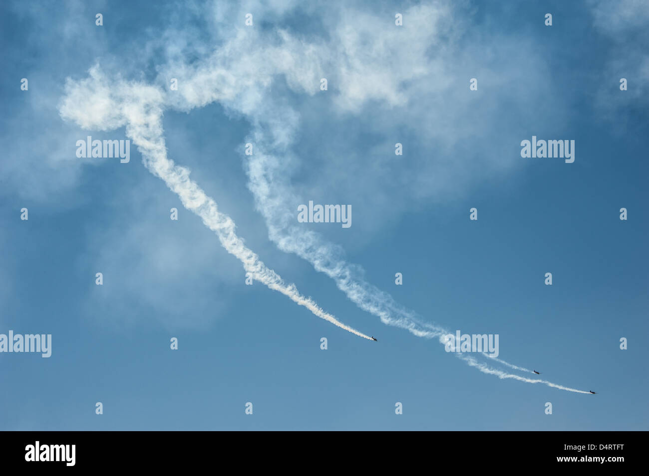 Drei Flugzeuge kratzende kalkhaltige Linien über einen offenen blauen Himmel in Columbus, Georgia an der 2013 Donner in der Tal Air Show. Stockfoto