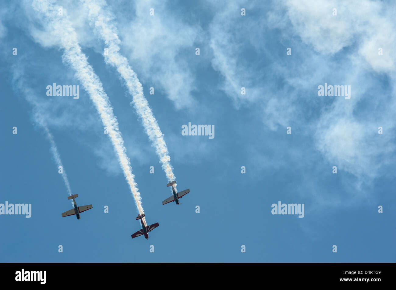 Drei Flugzeuge tauchen aus den Rauch gegen einen klaren blauen Himmel an der 2013 Donner in der Tal-Air-Show in Columbus, Georgia. Stockfoto