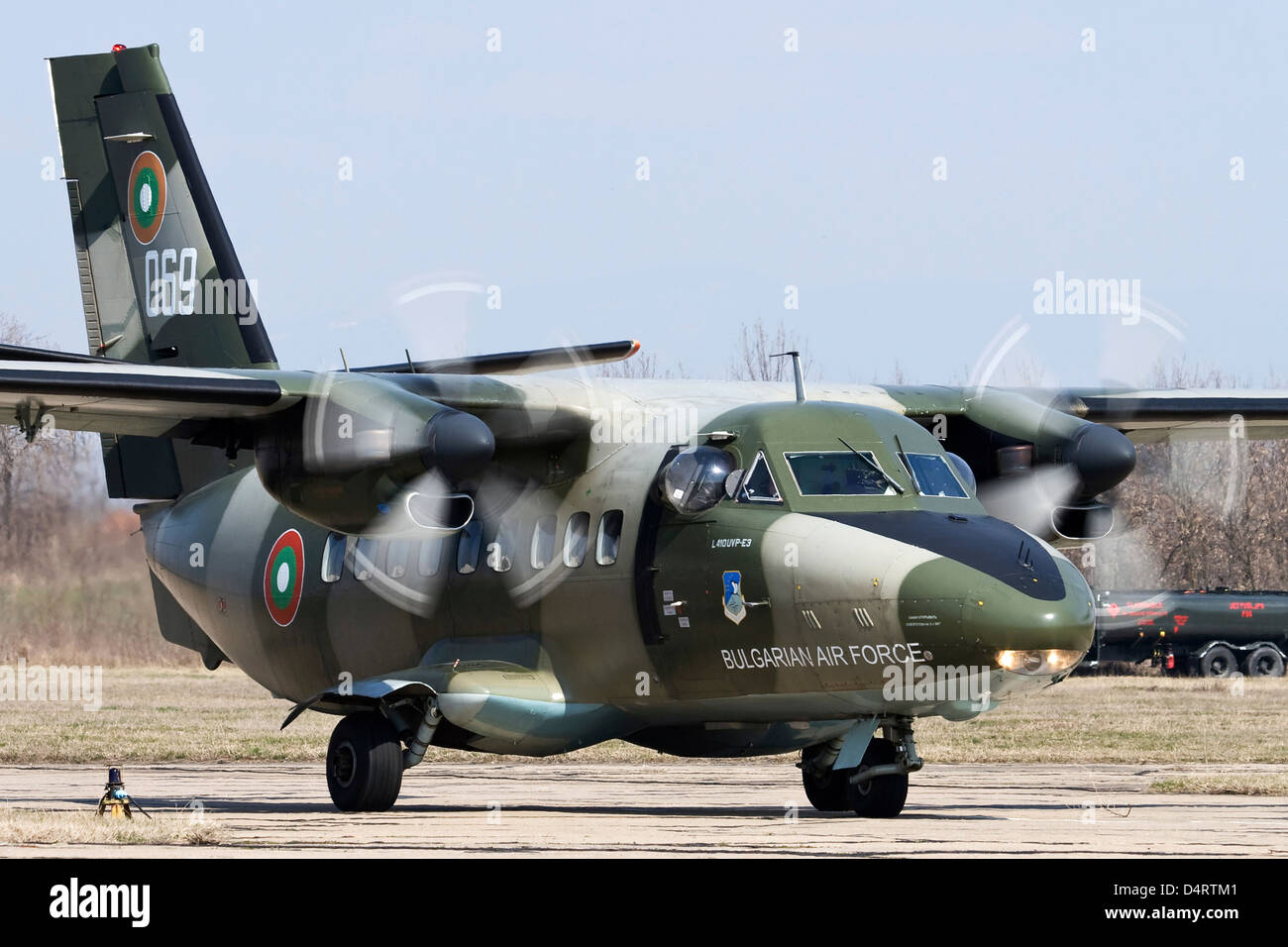 Bulgarische Luftwaffe Let l-410 UVP-E3 Rollen während der Übung thrakischen Frühjahr 2009 Bezmer Luftwaffenstützpunkt in Bulgarien. Stockfoto