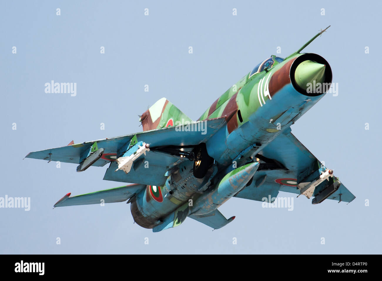 Eine bulgarische Luftwaffe MiG-21bis ausziehen für Leben brennen, ausgestattet mit zwei AA-8 Aphid Luft-Luft-Rakete, Bulgarien. Stockfoto