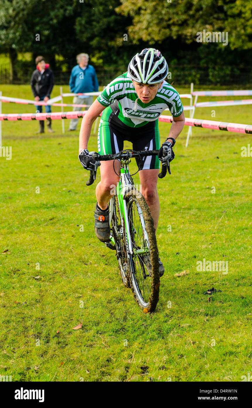 Konkurrent im Rapha Super Cross Querfeldein-Rennen in Broughton Hall in der Nähe von Skipton North Yorkshire England Stockfoto