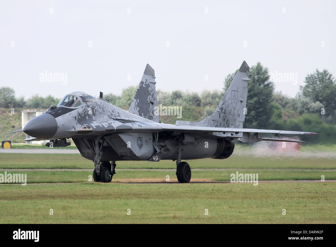 Slowakische Luftwaffe MiG-29AS Flugzeuge in digital Tarnung, Kecskemet, Ungarn. Stockfoto