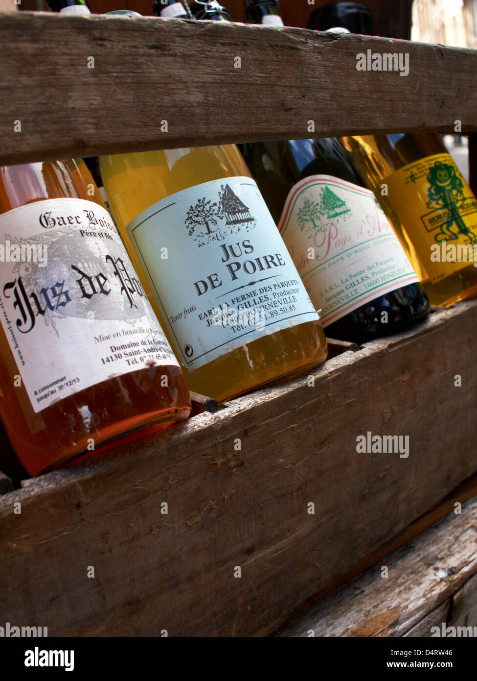 Ein Korb von Cider-Flaschen vor einem Geschäft in Honfleur, Normandie. Stockfoto