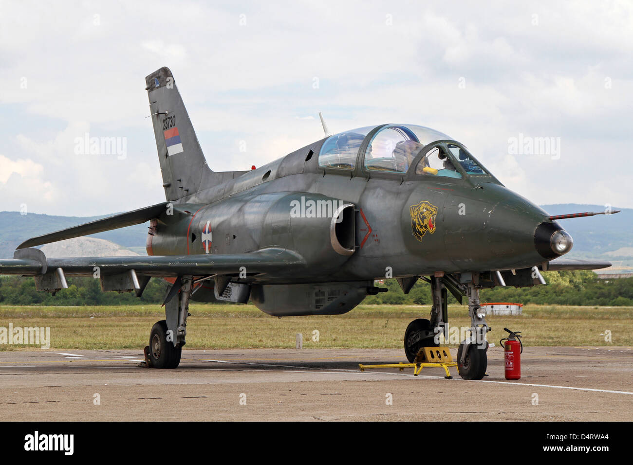 Serbische Luftwaffe Soko G-4 Super Galeb geparkt auf dem Laufsteg in Serbien. Stockfoto