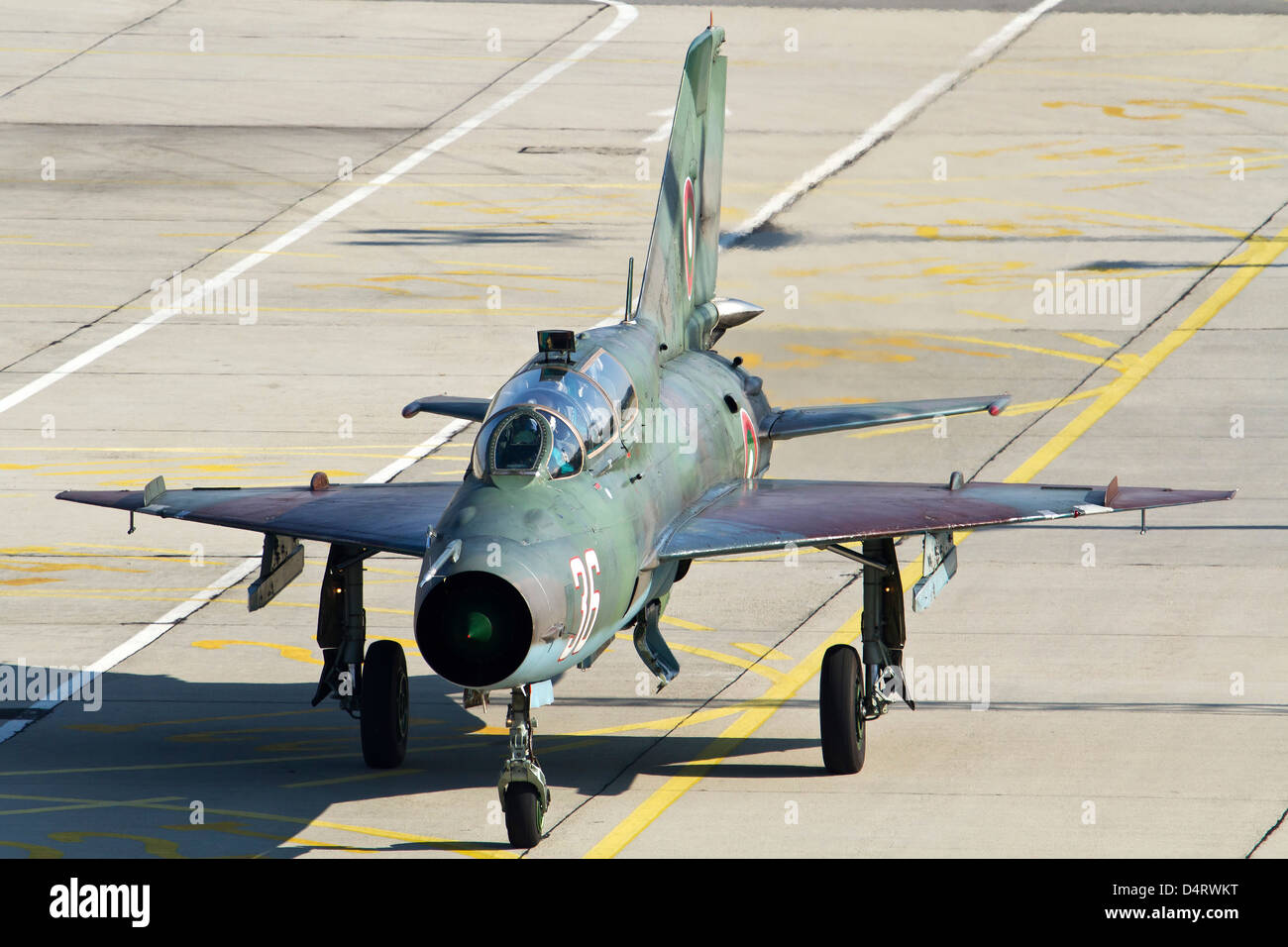 Eine bulgarische Luftwaffe MiG-21UM Düsenjäger des Rollens bei Graf Ignatievo Air Base, Bulgarien. Stockfoto