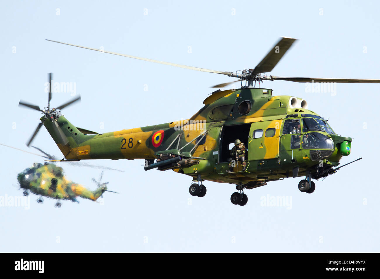 Rumänische Luftwaffe IAR - 330L SOCAT Hubschrauber Durchführung CSAR Demonstration während Bukarest International Air Show 2012 Stockfoto