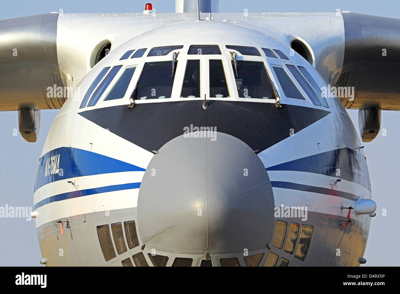 Nahaufnahme der russischen Luftwaffe Iljuschin Il-76-Verkehrsflugzeug in Batajnica Luftwaffenstützpunkt, Serbien. Stockfoto