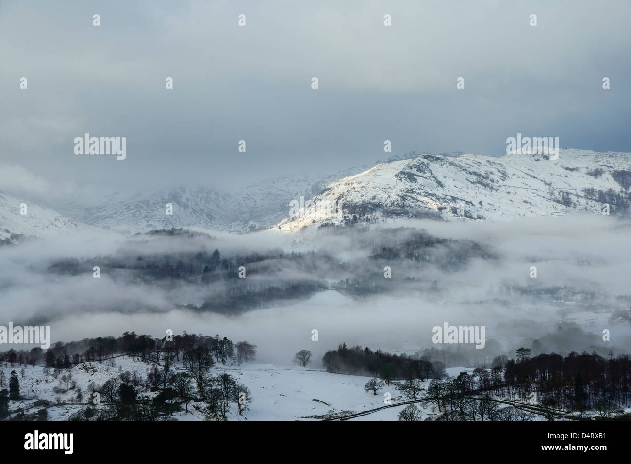 Verschneiten Lingmoor fiel über dem Nebel im Tal des Flusses Brathay in der Nähe von Ambleside im Lake District Stockfoto
