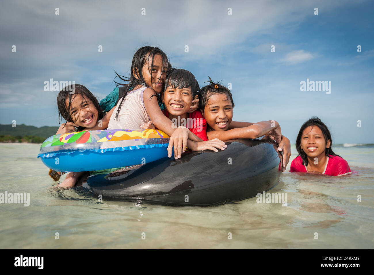 Kinder spielen im Meer, Bohol Island, Philippinen, Asien Stockfoto
