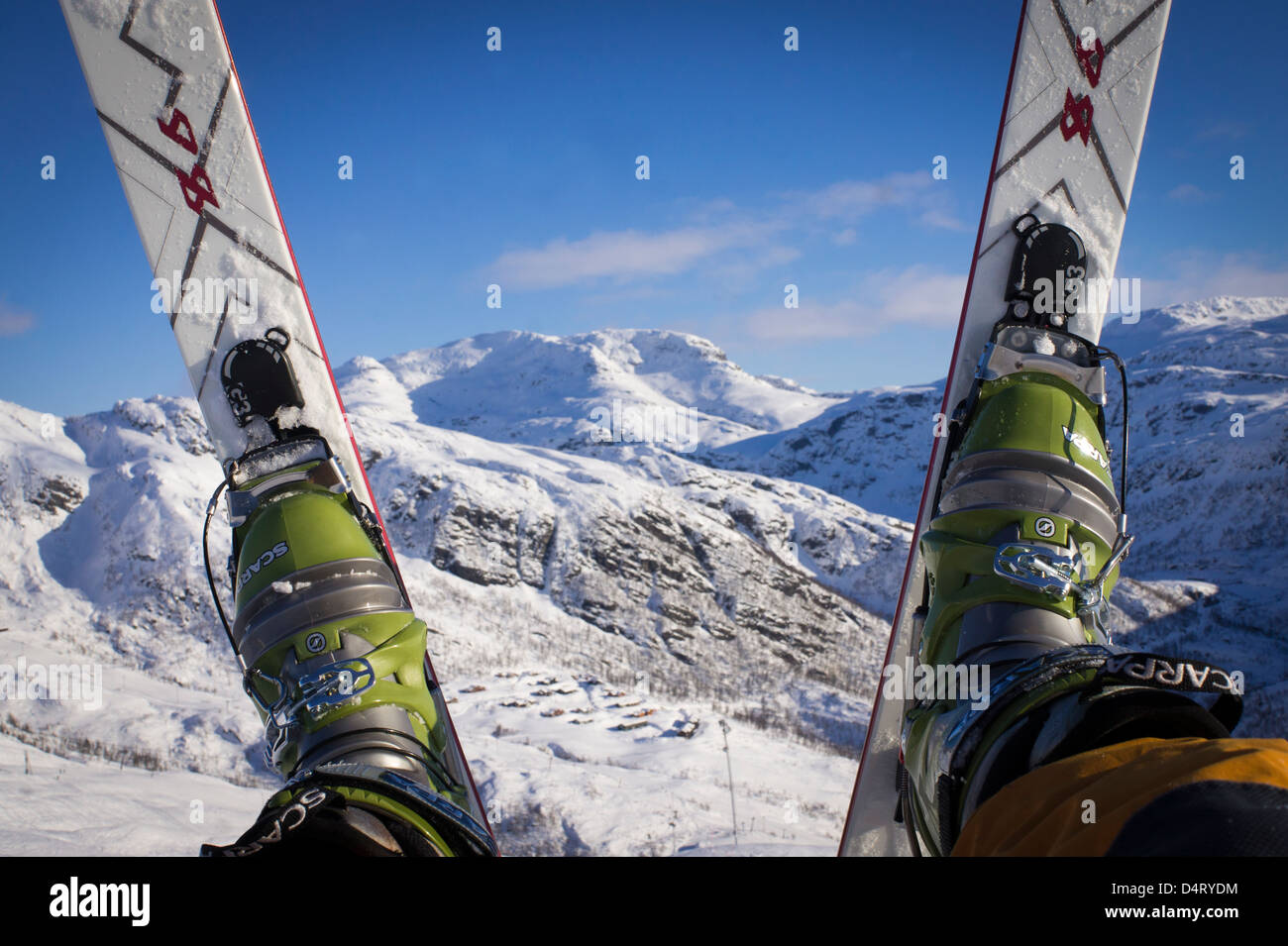 Blick auf die Berge Winter mit den Skiern im Vordergrund Stockfoto