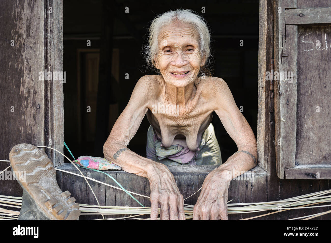 IBAN Frau vor einem Fenster, Rumah Jandok Langhaus, Malaysia, Asien Stockfoto