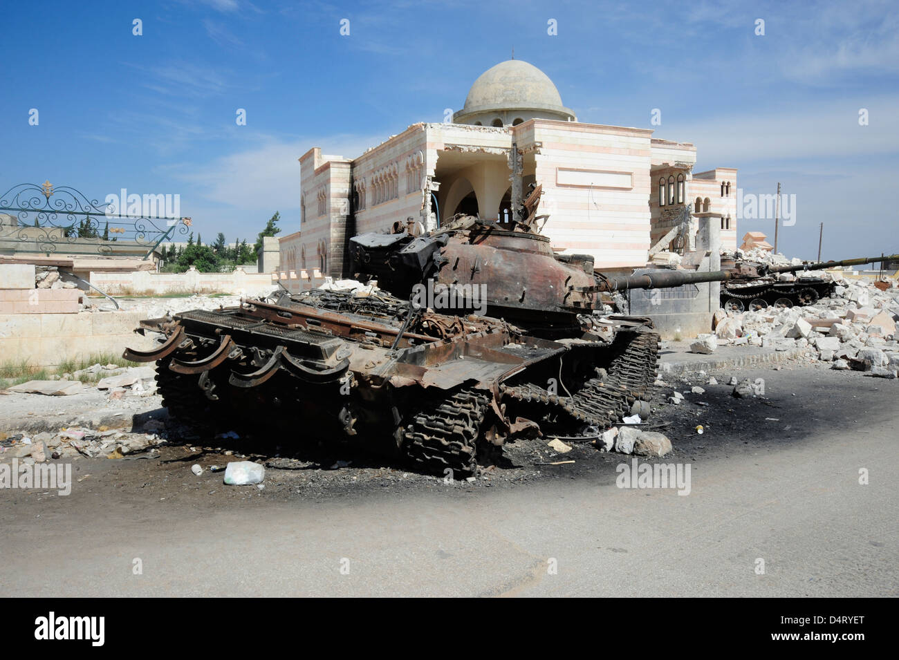 Ein russischer t-72 Kampfpanzer zerstört in Azaz, Syrien. Stockfoto