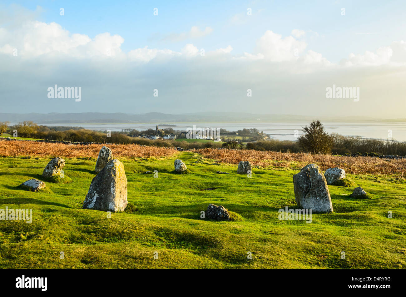 Bronzezeit Steinkreis auf Birkrigg häufig in Cumbria mit einer Ortschaft und Morecambe Bucht hinter Stockfoto
