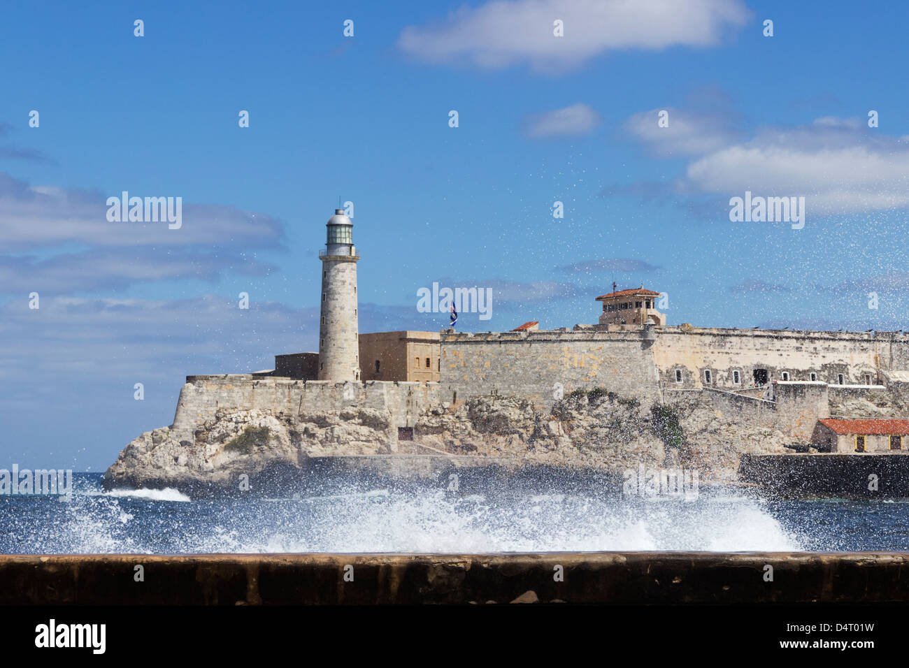 Gischt in der Nähe von Morro Castle Havanna Kuba (Castillo del Morro) Stockfoto