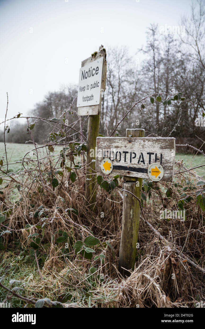Ein Wanderweg-Zeichen neben Ewhurst Teich, Ramsdell, Hampshire an einem frostigen Wintermorgen Stockfoto