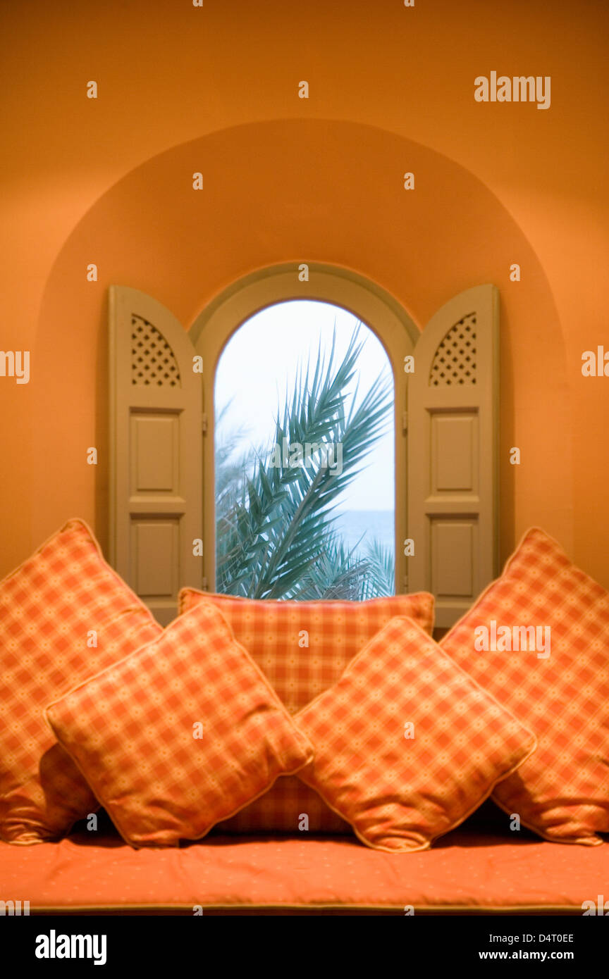 Hotelzimmer-Interieur mit gewölbten und Fensterläden Fenster im maurischen Stil Djerba Tunesien Stockfoto