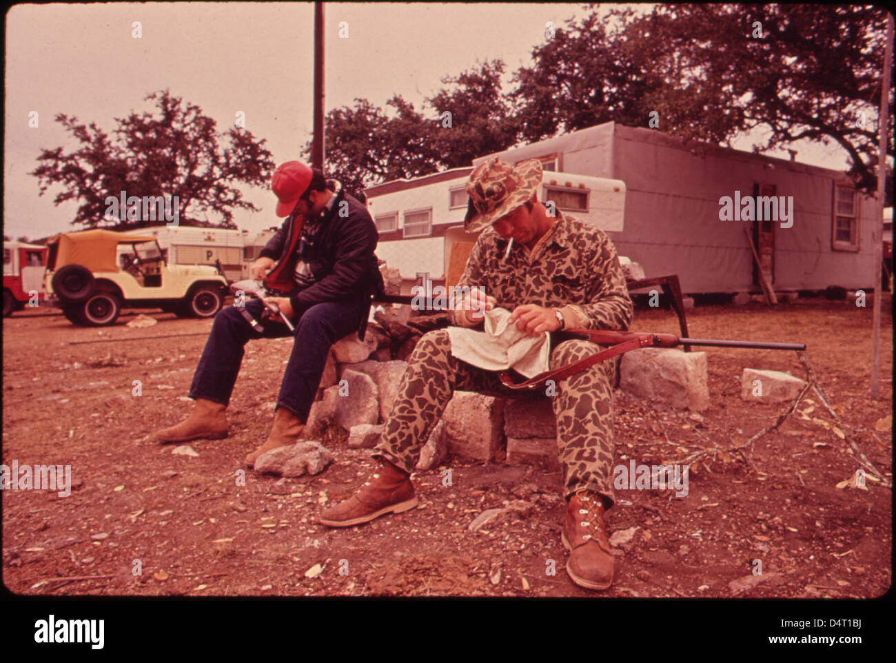 Larry Roming, 34, und Frank Stumbaugh 27, im Hunter's Permanent Camp. Die Jäger mästen Wild, indem sie Getreide an ihren Futterplätzen ließen. 11/1972 Stockfoto