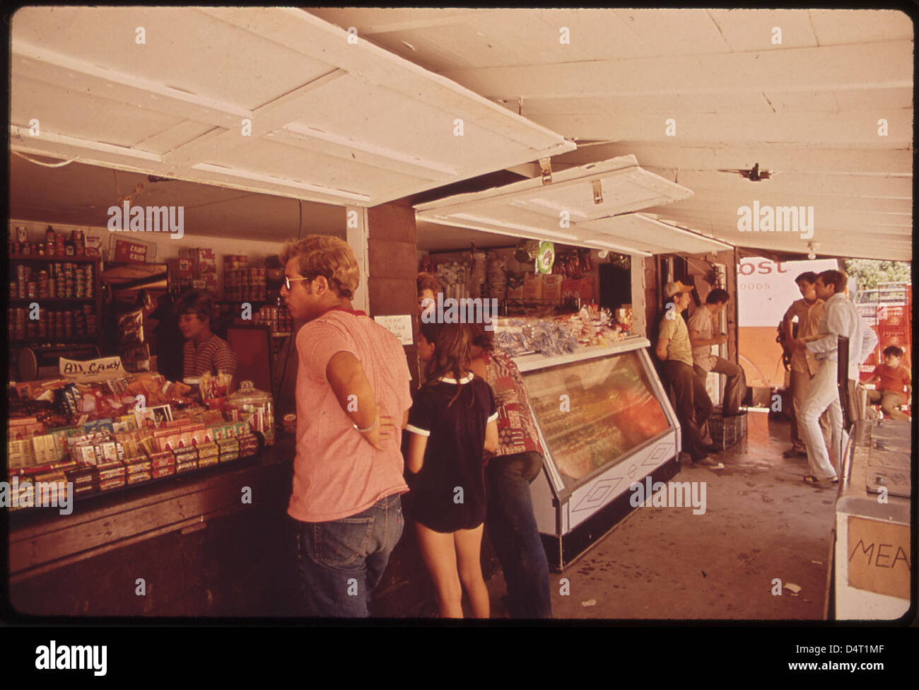 Camper werden im Juli 1972 beim Einkaufen im Lebensmittelgeschäft Garner State Park beobachtet. Das Bild spiegelt die Beliebtheit des Parks für Freizeitaktivitäten im Freien wider und seine Rolle bei der Unterstützung der Besucher mit wichtigen Dienstleistungen während ihres Aufenthalts. Stockfoto