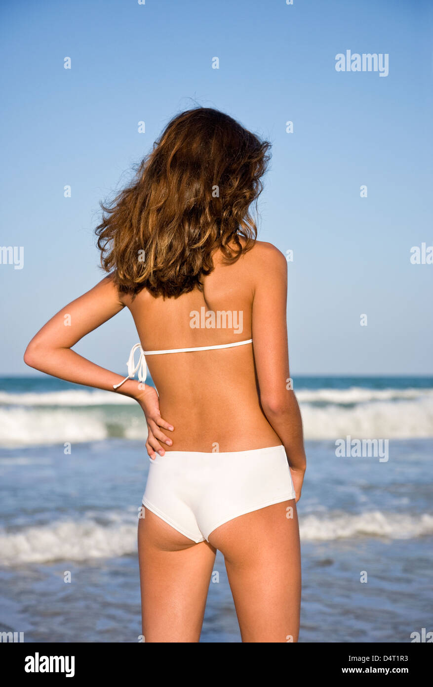 Teenager-Mädchen mit weißen Bikini am Strand Stockfotografie - Alamy