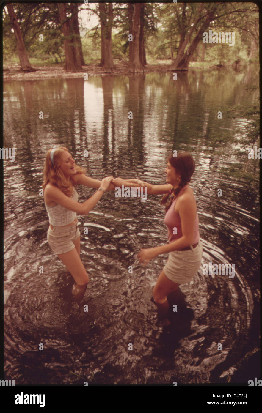 Mädchen im Teenageralter waten Frio Canyon River in der Nähe von Leakey Texas, während auf einem Ausflug mit Freunden in der Nähe von San Antonio 05/1973 Stockfoto