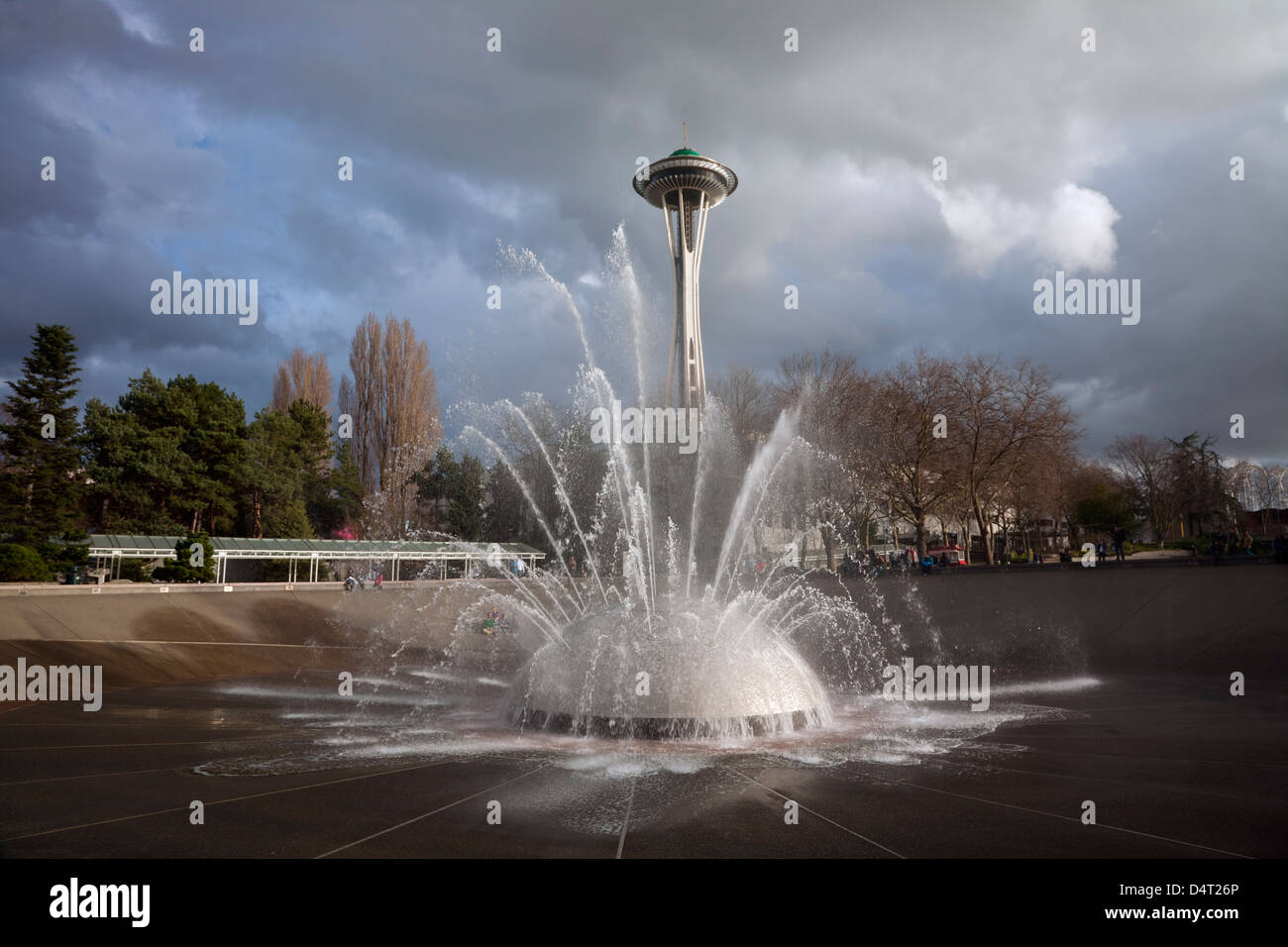 WA08222-00... WASHINGTON - der internationale-Brunnen und die Space Needle in Seattle Center in der Innenstadt von Seattle. Stockfoto