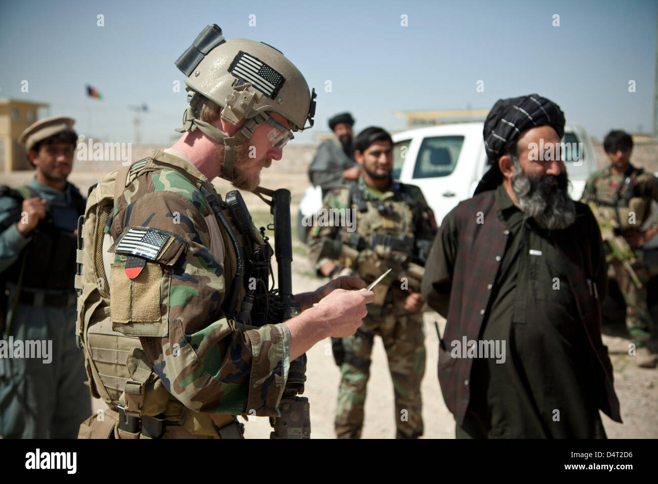 US Special Forces Soldat bietet Sicherheit während einer Patrouille mit Afghanischen Nationalpolizei und Afghan National Army Special Forces Begleitung einen Distrikt-Governor 17. März 2013 in der Provinz Helmand, Afghanistan. Stockfoto